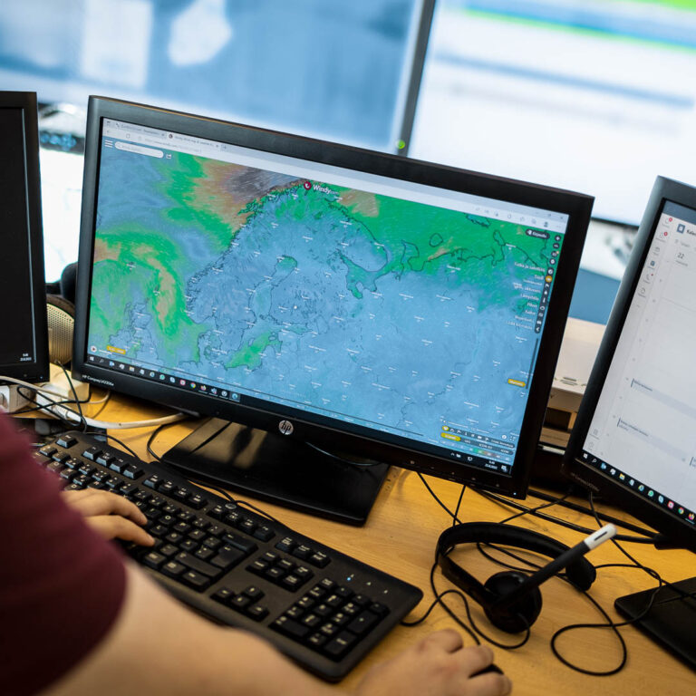 Tietokoneen näytöllä kartta.