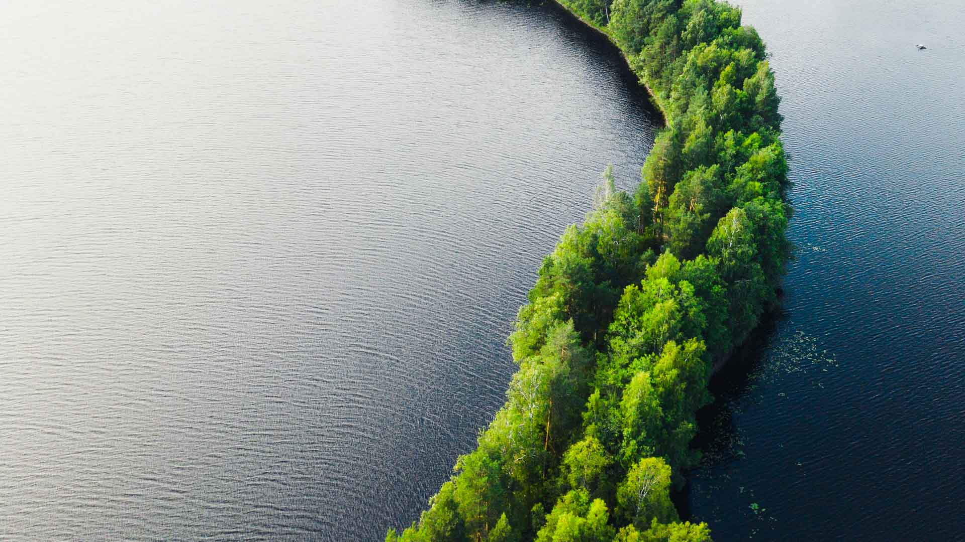 Pitkä saari järvellä.