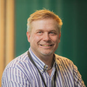 Mies istuu toimistossa.