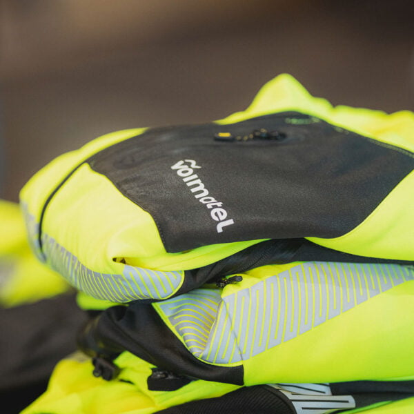 Työvaate Voimatelin logolla.