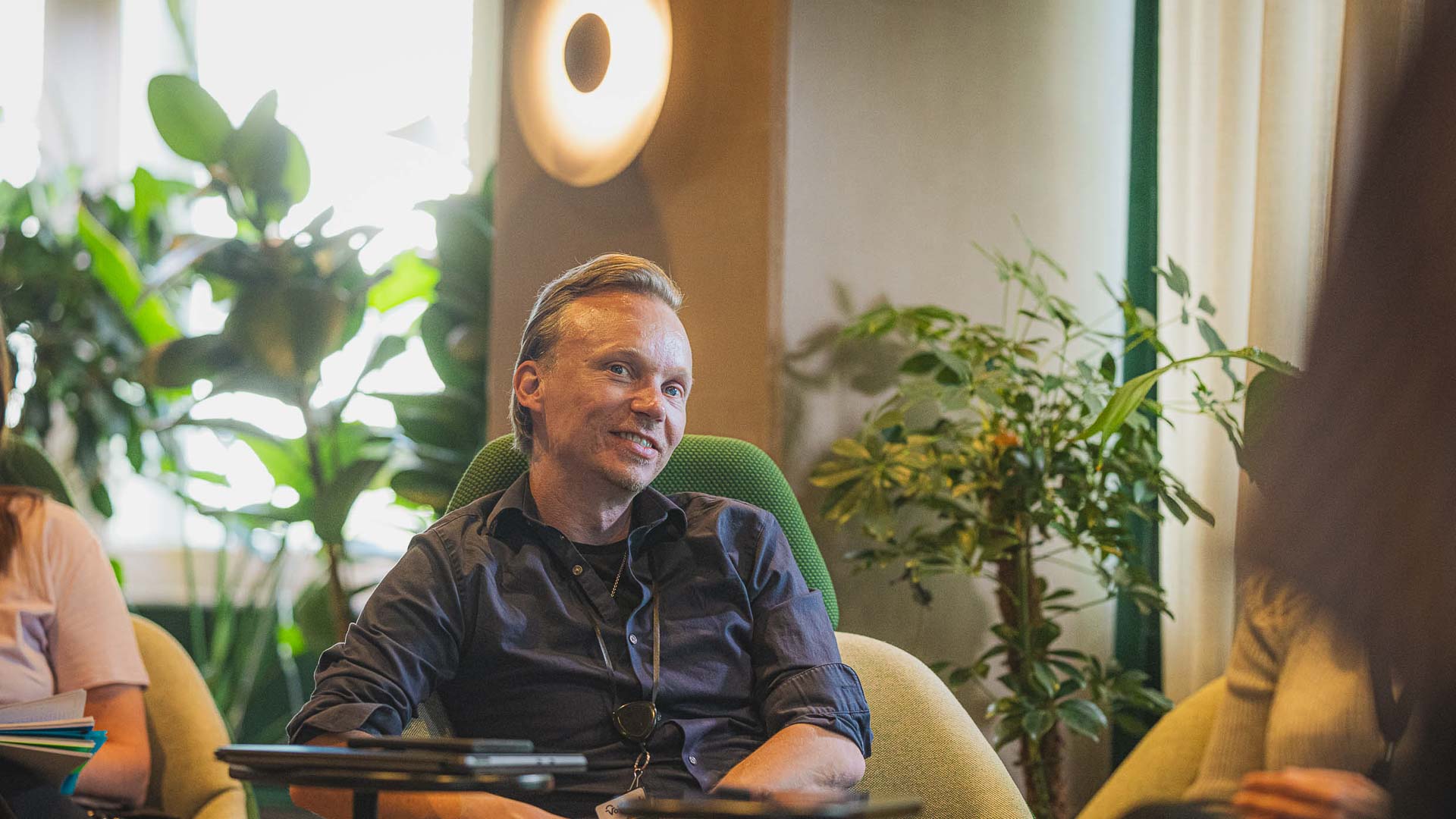 Mies istuu toimistossa.